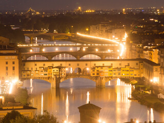 Italia, Toscana, Firenze di notte. Il Ponte Vecchio e fiume Arno.
