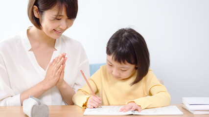 勉強を教えるお母さんと小学生