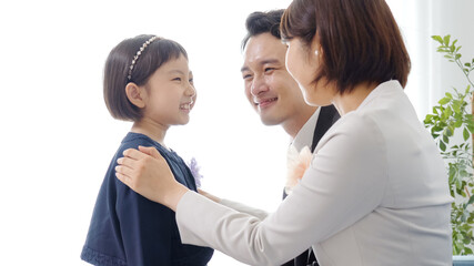 入学式の準備をする家族