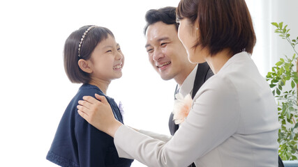 入学式の準備をする家族