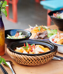 Vietnam thailand Asien Essen im Restaurant mit Fleisch Gemüse und Reis frisch zubereitet