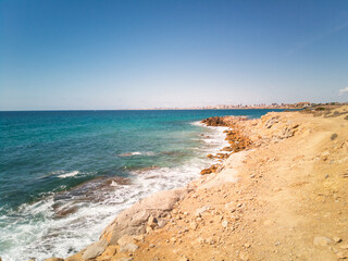 Paisaje de playa y mar solitario en el mediterráneo