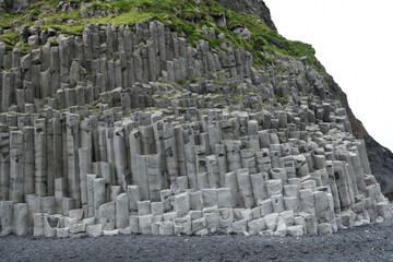 Säulenbasalt an der Südküste Islands - Basalt ist ein kieselsäurearmes und somit basisches...