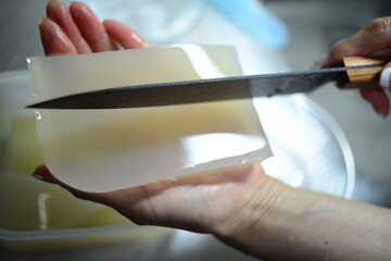 ところてんを包丁で切る