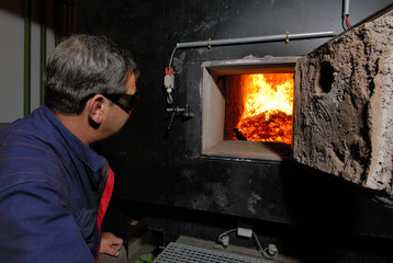 Chaufferie urbaine biomasse au bois. Surveillance foyer chaudière