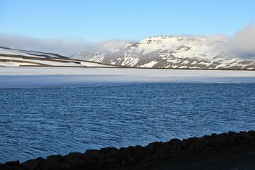Winterlandschaft im Sommer am Pass zwischen Seydisfjordour und Egilstadir,  Island - Durch die...