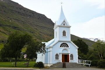 Die schöne Dorfkirche von Seydisfjordur in Island, auch die Blaue Kirche genannt