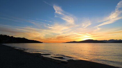 Obraz premium Sunset in the beach with golden radiant light