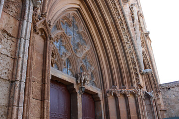 Obraz premium Carved window above the main entrance to the Lala Mustafa Pasha Mosque (former St. Nicholas Cathedral). Famagusta. Cyprus.