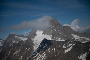 Fototapeta na wymiar Vol au dessus des Alpes Suisses