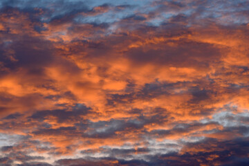 Wolkenformation (Cumulus) bei Sonnenuntergang, Baden-Württemberg, Deutschland