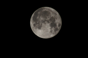Obraz premium Pełnia księżyca z drobnymi szczegółami