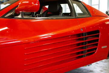 The side air intakes are typical of this sports car of the brand with the jumping horse.