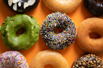 カラフルなたくさんのドーナツの俯瞰写真