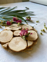 Fototapeta na wymiar Wood hot plate and tea roses