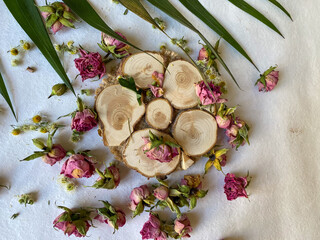Wood hot plate and tea roses