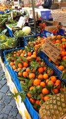 Frutas à venda em mercado de rua em Roma
