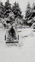 mulher subindo escada na neve em Cerro catedral, Bariloche, Argentina 