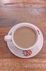 Taza  de te en mesa de madera