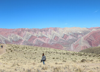 turista no Cerro de 14 colores (Serranías del Hornocal), em Humahuaca, no Norte da Argentina 