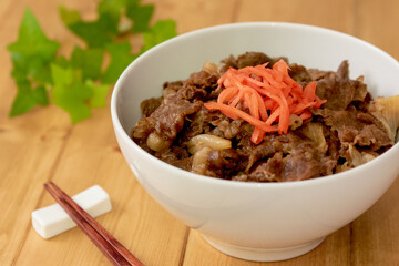 牛丼と紅しょうがの盛り付け