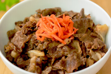 牛丼と紅しょうがの盛り付け