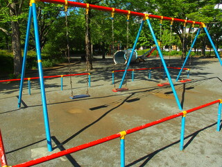 ブランコのある初夏の朝の公園風景