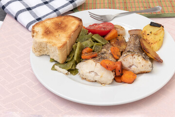Plato de pescado a la plancha con verduras
