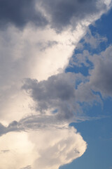Fototapeta na wymiar Fragment nieba po burze, białe i ciemne chmury
