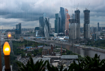 Obraz premium a view of a big city through the window where you can see that it is raining outside