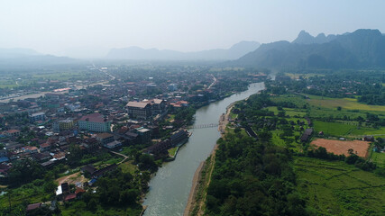Fototapeta na wymiar Ville de Vang Vieng au Laos vue du ciel