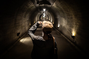 トンネルで帽子をかぶる人