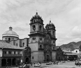 Fototapeta na wymiar black and white photograph of a church in the city of Cusco.