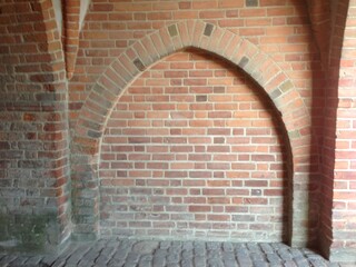 Closed brick arch