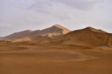 Fototapeta na wymiar The formation of sand dune by the wind in Gobi desert