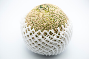 緩衝材をつけたメロン