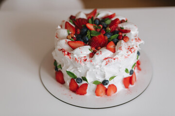 No bake strawberry cheesecake, decorated with sresh strawerries, mint and blueberry. Vegetarian food. Lactose free and gluten free