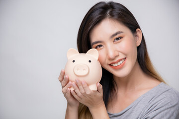 Asian women are saving money to use the future capital uncle and for emergency use