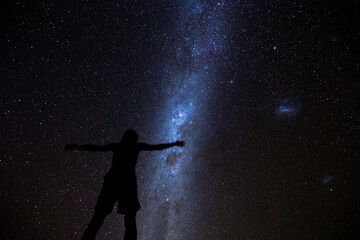 Obraz na płótnie Canvas A man looking at Milkyway in Karijini Western Australia 