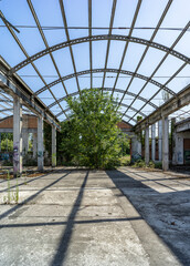 Architettura d'interno di un vecchio edificio industriale abbandonato