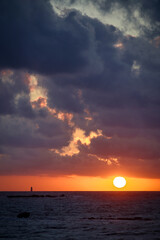 Tramonto marino e faro all’orizzonte