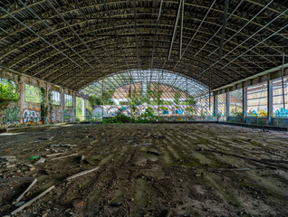 Architettura d'interno di un vecchio edificio industriale abbandonato