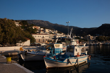 malerische Fischerboote am Hafen von Agios Kirykos, Ikaria, Ägäis, Griechische Inseln, Griechenland