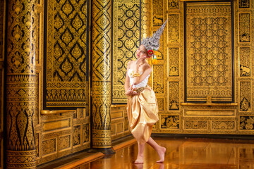 Obraz premium Children in Traditional Thai dancer costume, Thailand