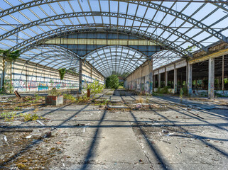 Architettura d'interno di un vecchio edificio industriale abbandonato