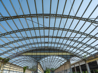 Architettura d'interno di un vecchio edificio industriale abbandonato