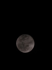 Luna siendo cubierta por la oscuridad