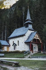 Fototapeta na wymiar Kapelle beim Pragser Wildsee in Südtirol