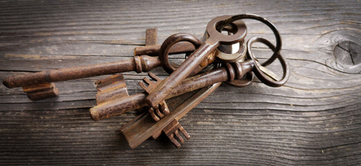 Retro Schlüssel auf Holzbrett