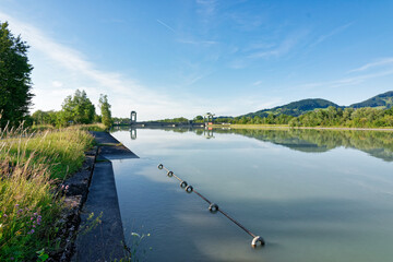 Innstaustufe beim Laufwasserkraftwerk Nußdorf. Im Vordergrund sieht man eine alte...